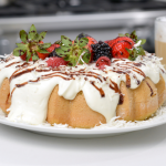 Pastel de tres leches y frutos rojos